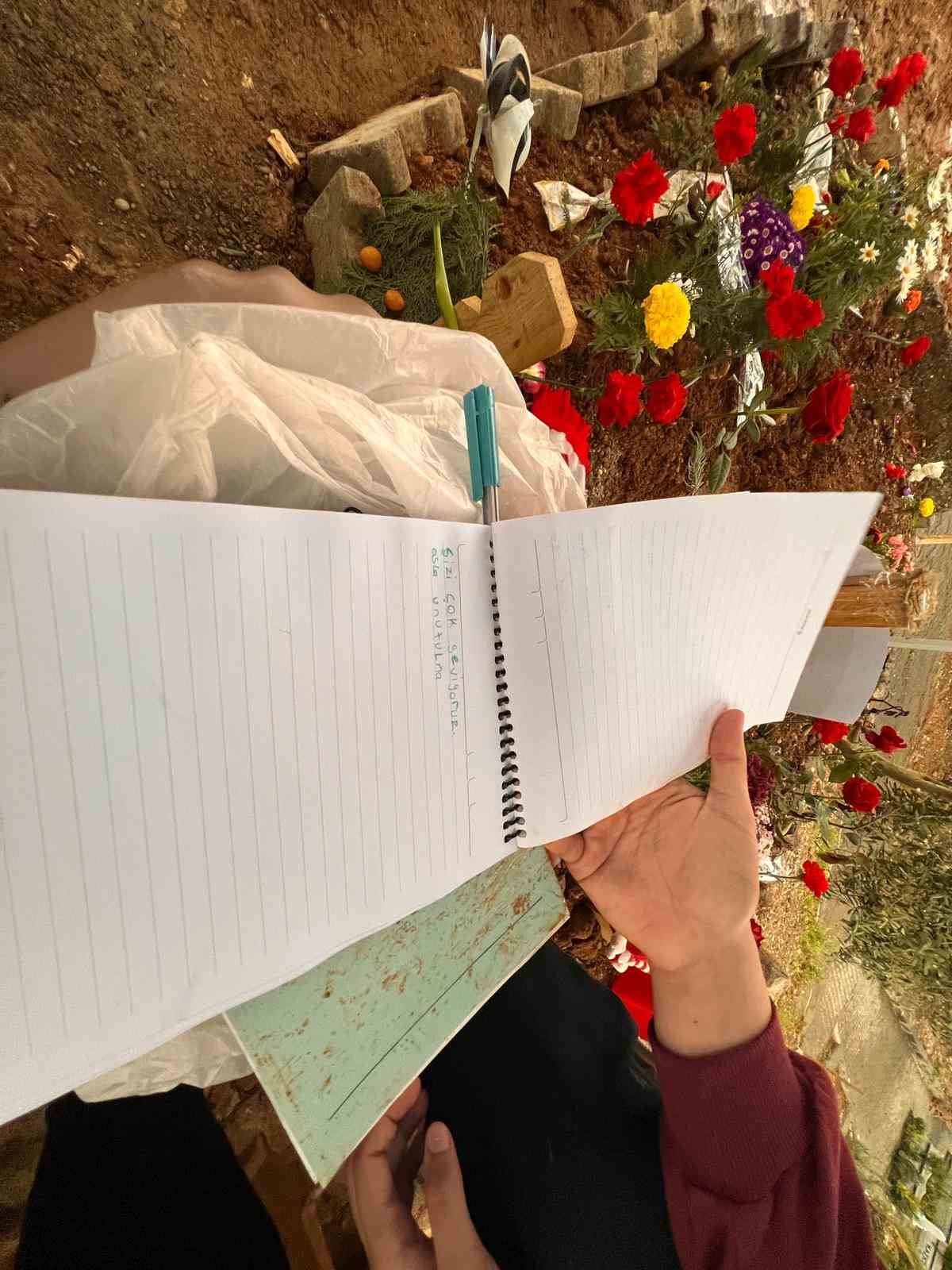 Saldırıda hayatını kaybeden öğrencilerin mezarlarına bırakılan notlar duygulandırıyor
