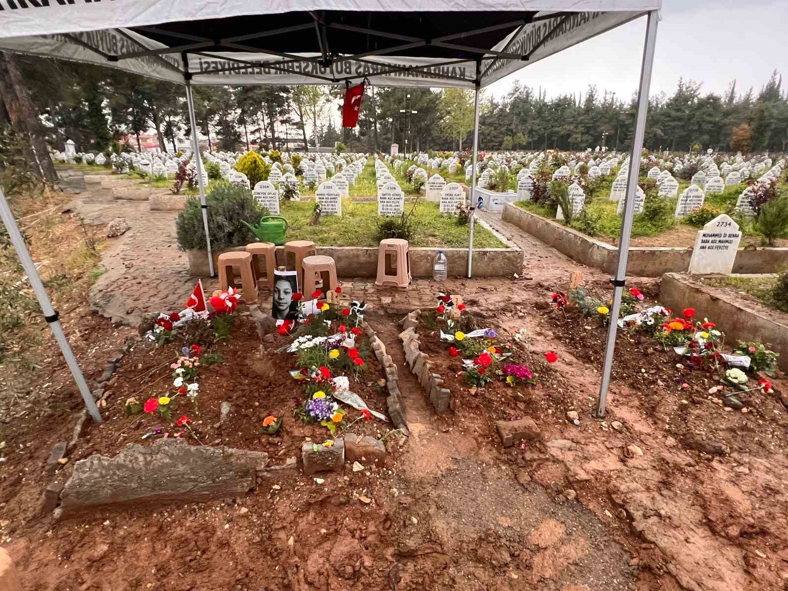 Saldırıda hayatını kaybeden öğrencilerin mezarlarına bırakılan notlar duygulandırıyor
