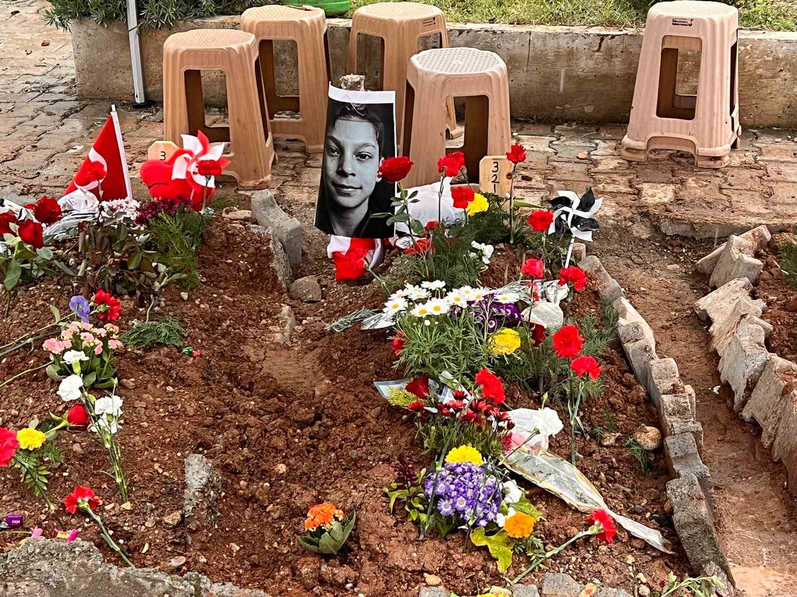 Saldırıda hayatını kaybeden öğrencilerin mezarlarına bırakılan notlar duygulandırıyor
