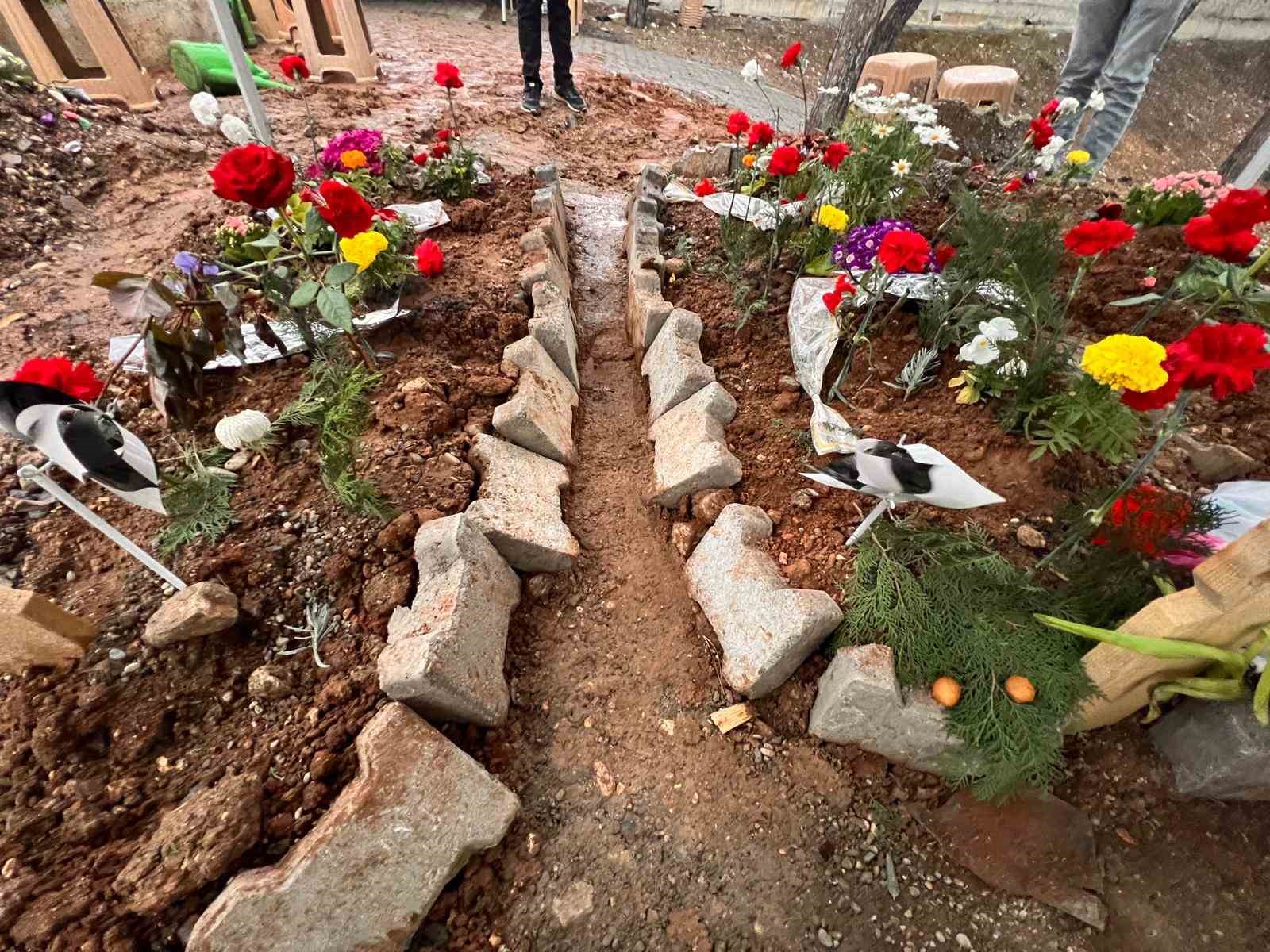 Saldırıda hayatını kaybeden öğrencilerin mezarlarına bırakılan notlar duygulandırıyor
