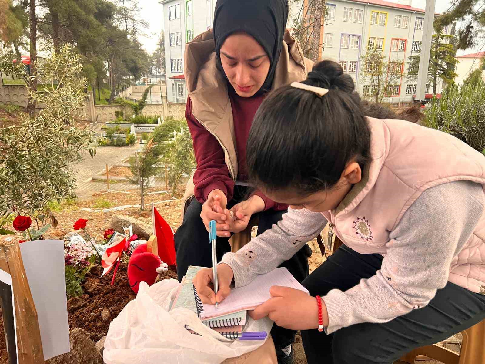 Saldırıda hayatını kaybeden öğrencilerin mezarlarına bırakılan notlar duygulandırıyor
