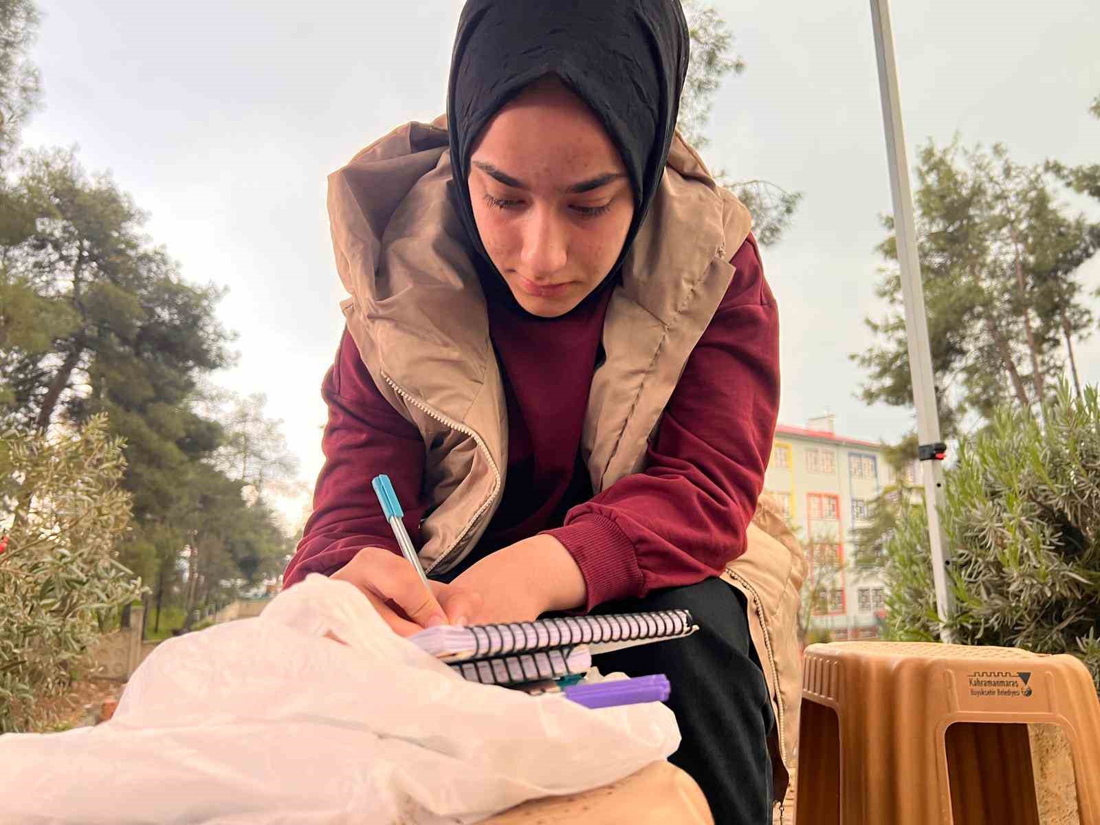 Saldırıda hayatını kaybeden öğrencilerin mezarlarına bırakılan notlar duygulandırıyor
