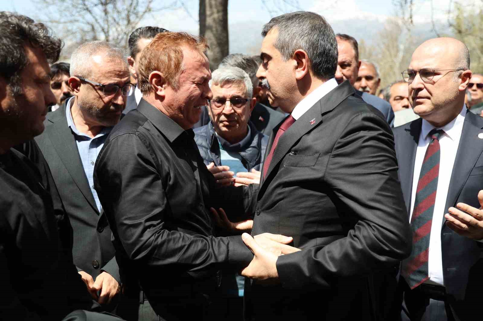 Saldırıda öğrencilerine siper olan öğretmen, gözyaşlarıyla son yolculuğuna uğurlandı
