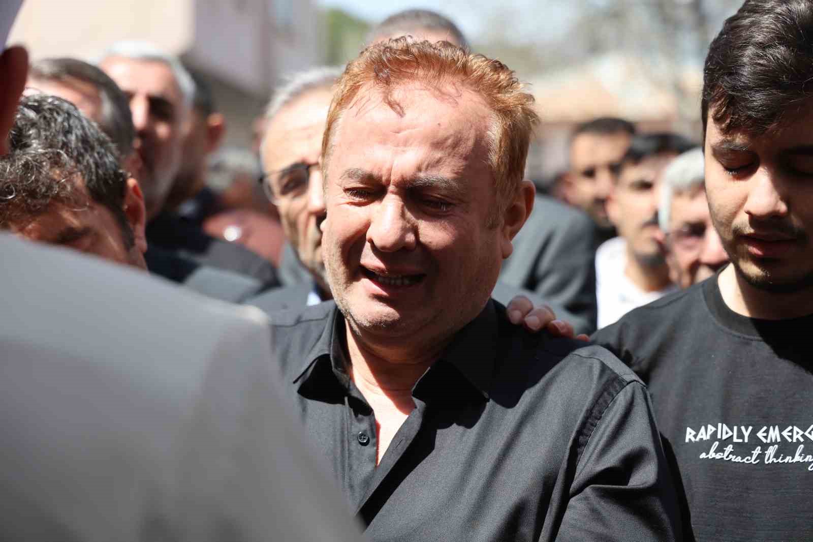 Saldırıda öğrencilerine siper olan öğretmen, gözyaşlarıyla son yolculuğuna uğurlandı
