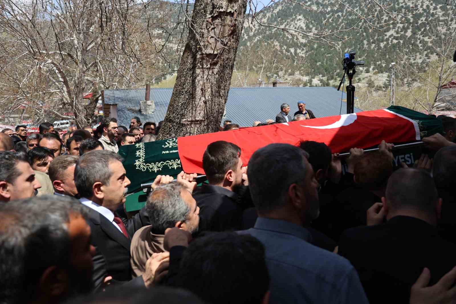 Saldırıda öğrencilerine siper olan öğretmen, gözyaşlarıyla son yolculuğuna uğurlandı
