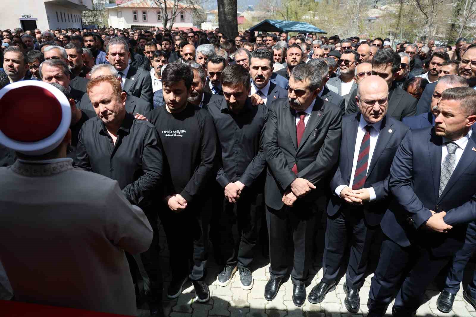 Saldırıda öğrencilerine siper olan öğretmen, gözyaşlarıyla son yolculuğuna uğurlandı
