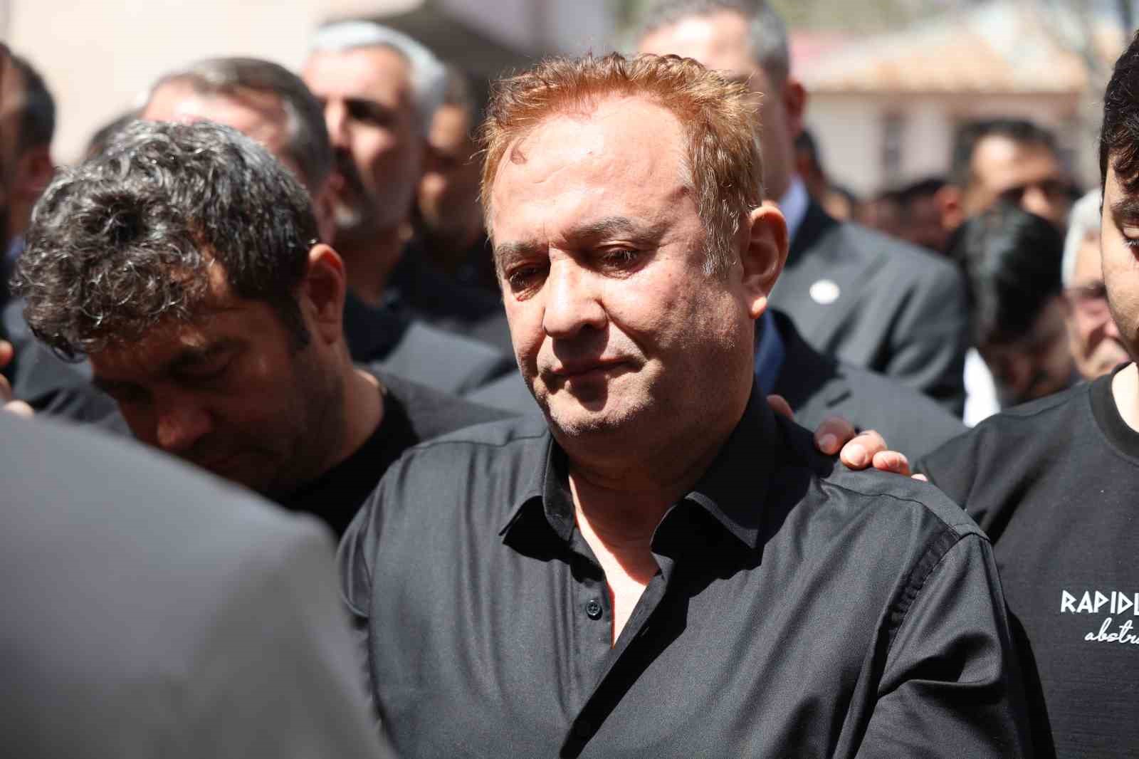 Saldırıda öğrencilerine siper olan öğretmen, gözyaşlarıyla son yolculuğuna uğurlandı
