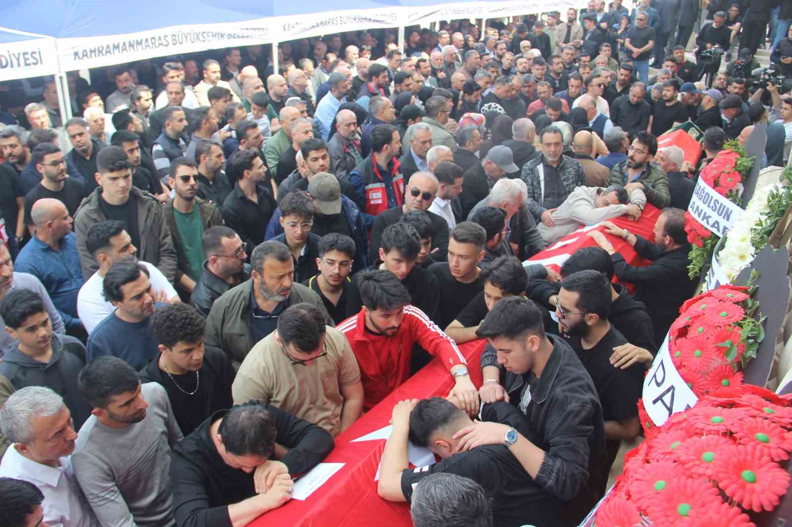 Saldırıda ölen 4 öğrenci gözyaşları içerisinde uğurlandı
Saldırıda ölen 4 öğrenci gözyaşları içerisinde uğurlandı