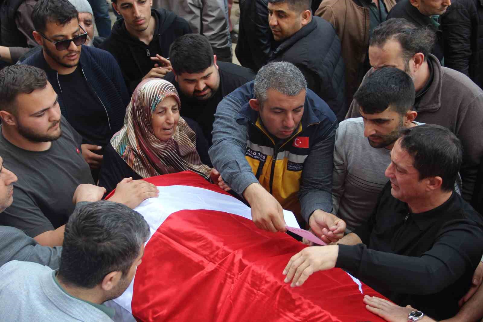 Saldırıda ölen 4 öğrenci gözyaşları içerisinde uğurlandı
Saldırıda ölen 4 öğrenci gözyaşları içerisinde uğurlandı