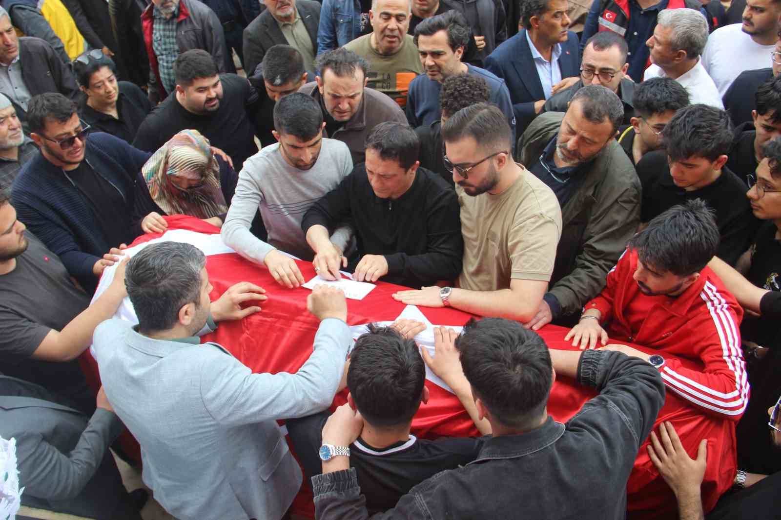 Saldırıda ölen 4 öğrenci gözyaşları içerisinde uğurlandı
Saldırıda ölen 4 öğrenci gözyaşları içerisinde uğurlandı