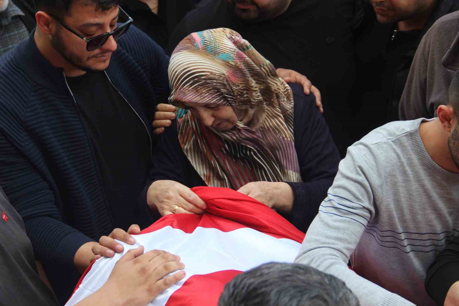 Saldırıda ölen 4 öğrenci gözyaşları içerisinde uğurlandı
Saldırıda ölen 4 öğrenci gözyaşları içerisinde uğurlandı