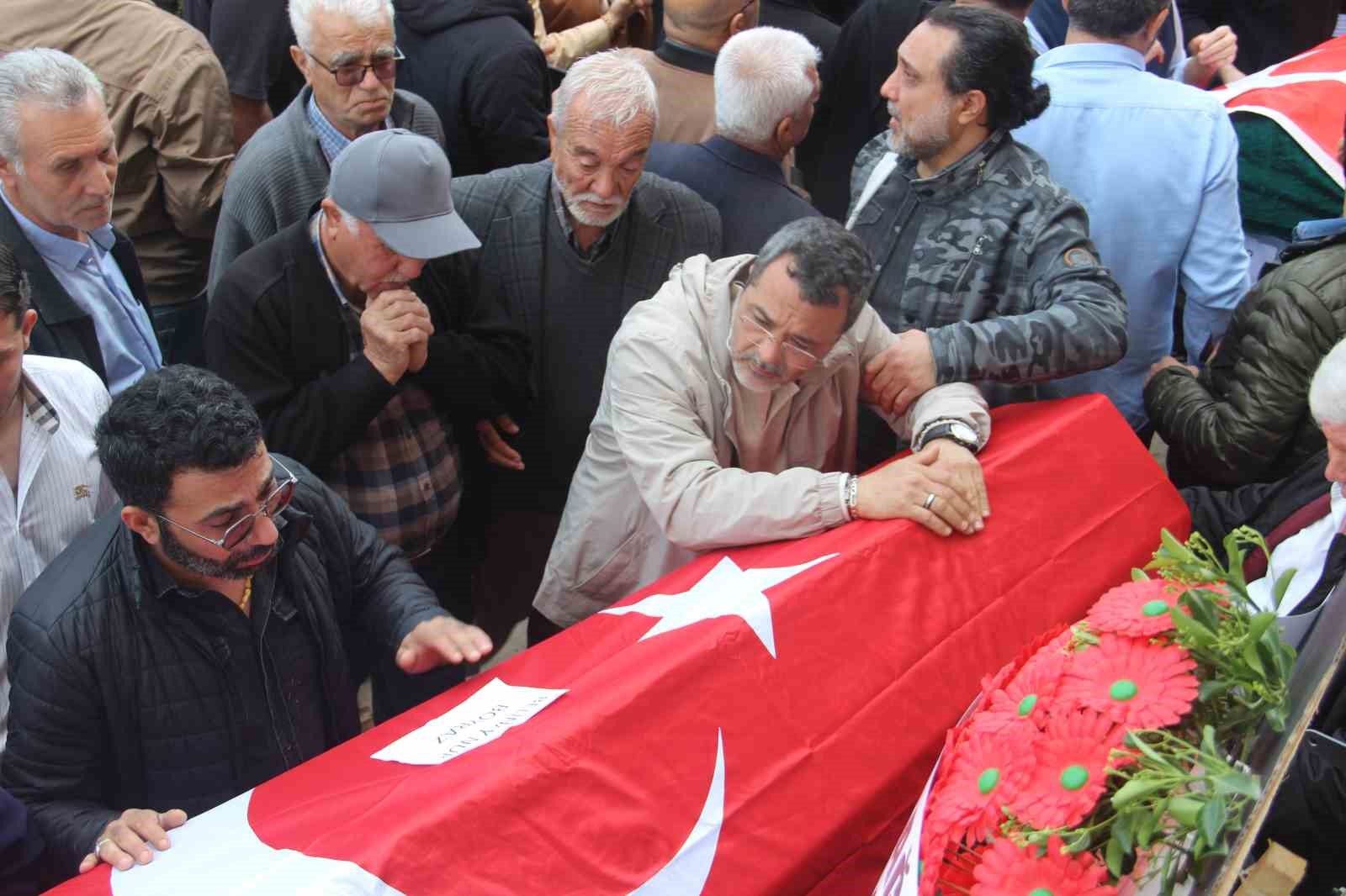 Saldırıda ölen 4 öğrenci gözyaşları içerisinde uğurlandı
Saldırıda ölen 4 öğrenci gözyaşları içerisinde uğurlandı