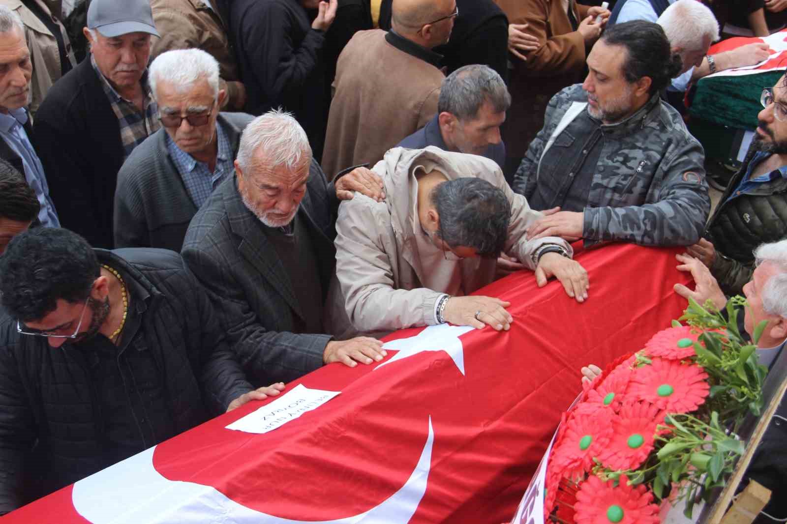 Saldırıda ölen 4 öğrenci gözyaşları içerisinde uğurlandı
Saldırıda ölen 4 öğrenci gözyaşları içerisinde uğurlandı