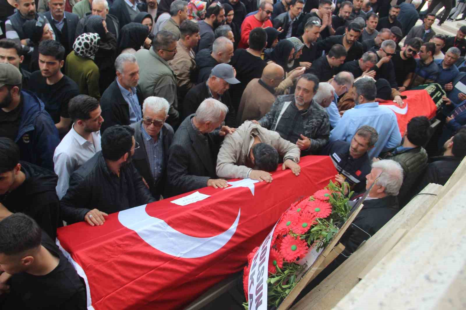 Saldırıda ölen 4 öğrenci gözyaşları içerisinde uğurlandı
Saldırıda ölen 4 öğrenci gözyaşları içerisinde uğurlandı