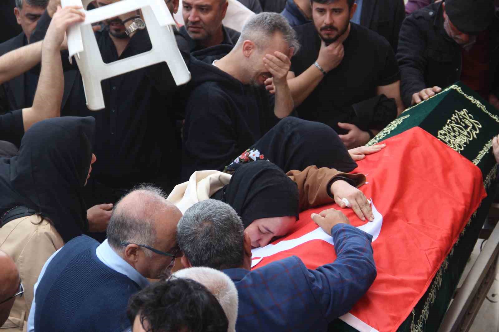 Saldırıda ölen 4 öğrenci gözyaşları içerisinde uğurlandı
Saldırıda ölen 4 öğrenci gözyaşları içerisinde uğurlandı