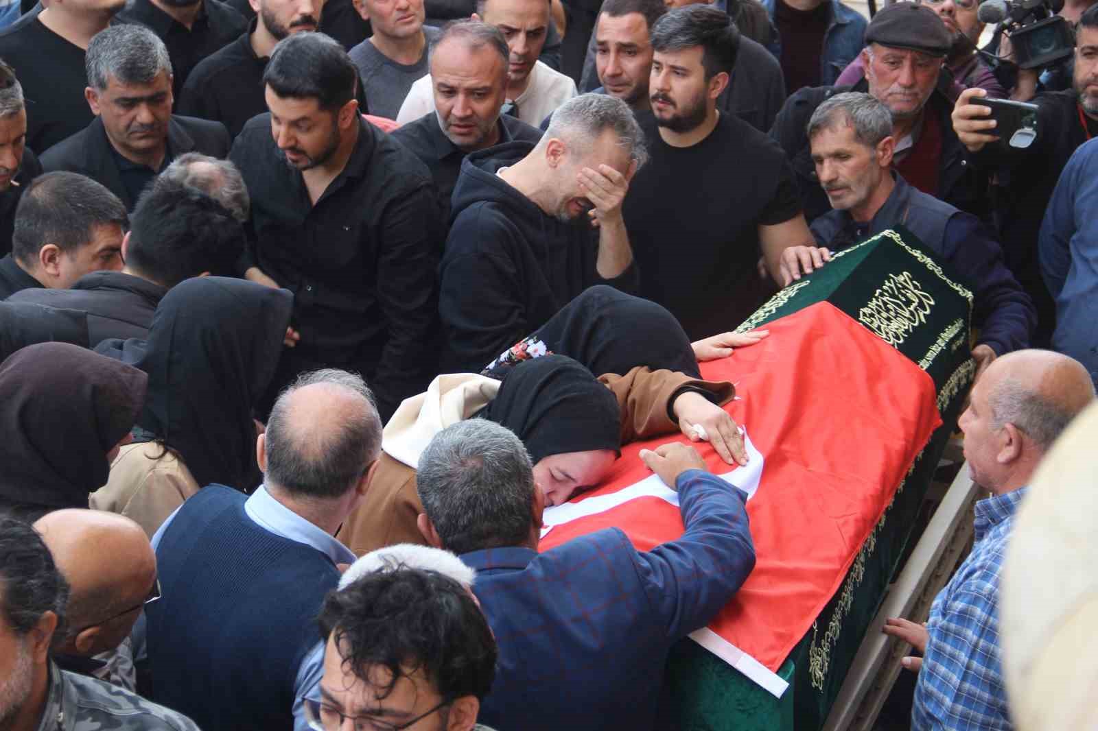 Saldırıda ölen 4 öğrenci gözyaşları içerisinde uğurlandı
Saldırıda ölen 4 öğrenci gözyaşları içerisinde uğurlandı