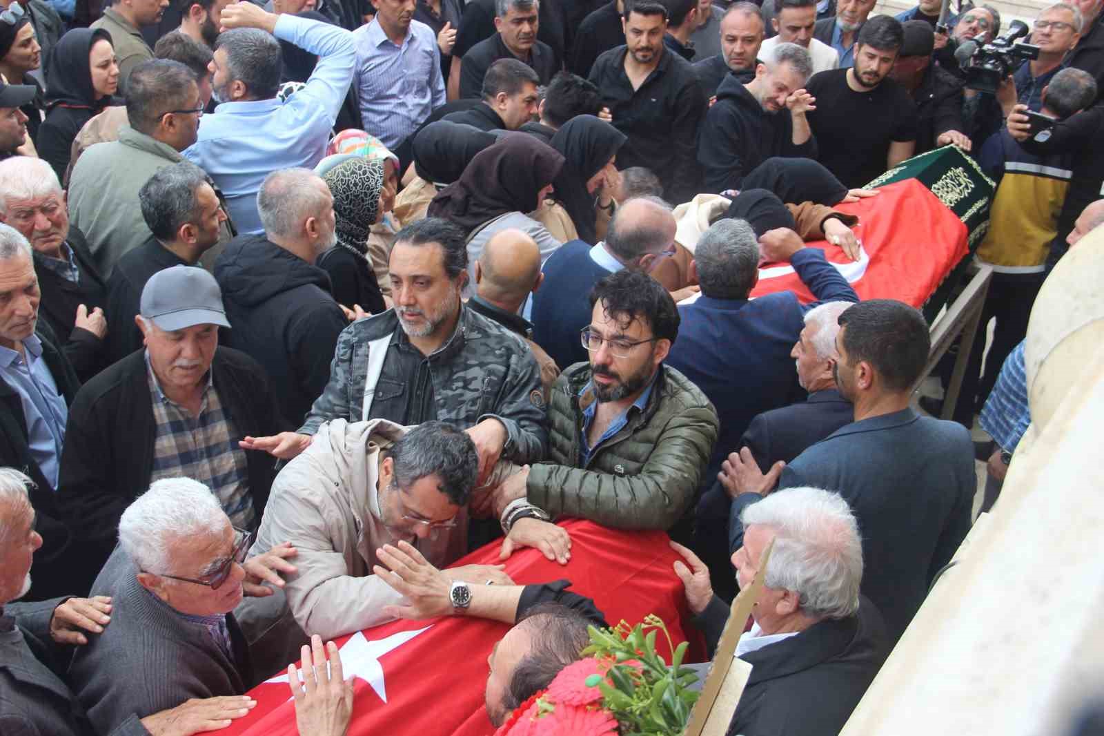 Saldırıda ölen 4 öğrenci gözyaşları içerisinde uğurlandı
Saldırıda ölen 4 öğrenci gözyaşları içerisinde uğurlandı