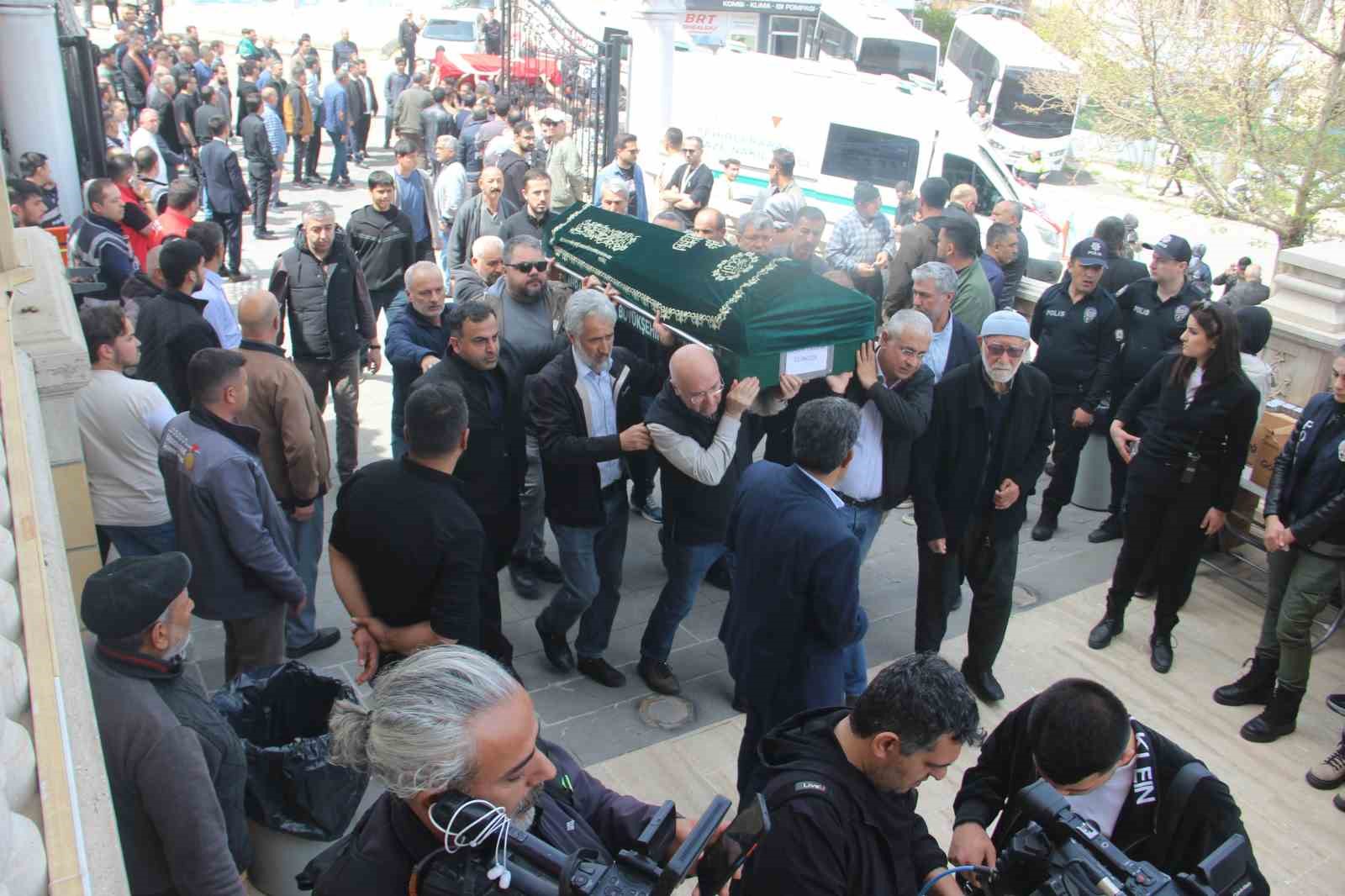 Saldırıda ölen 4 öğrenci gözyaşları içerisinde uğurlandı
Saldırıda ölen 4 öğrenci gözyaşları içerisinde uğurlandı