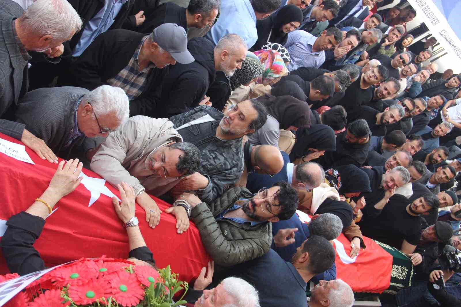 Saldırıda ölen 4 öğrenci gözyaşları içerisinde uğurlandı
Saldırıda ölen 4 öğrenci gözyaşları içerisinde uğurlandı