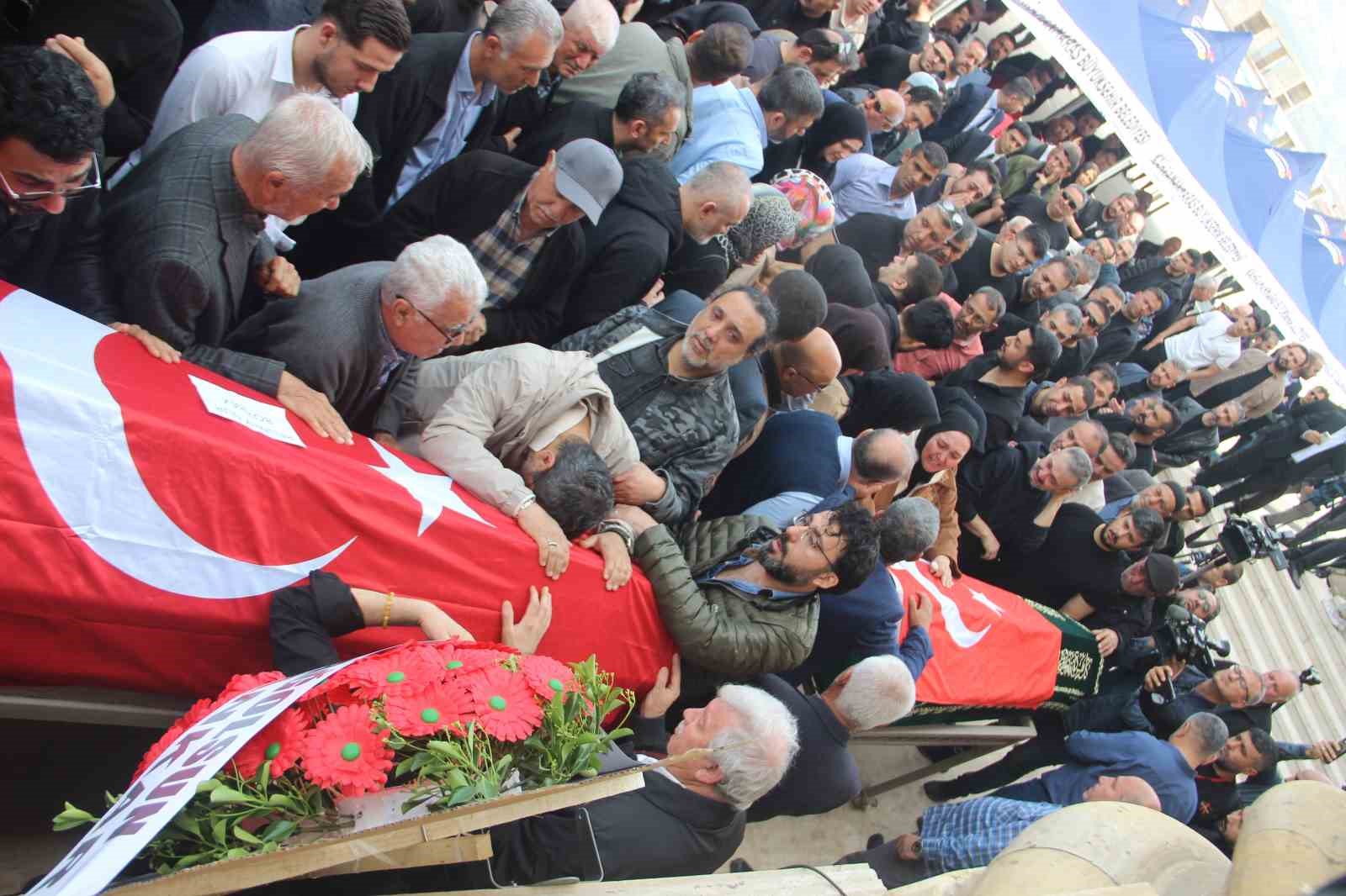 Saldırıda ölen 4 öğrenci gözyaşları içerisinde uğurlandı
Saldırıda ölen 4 öğrenci gözyaşları içerisinde uğurlandı