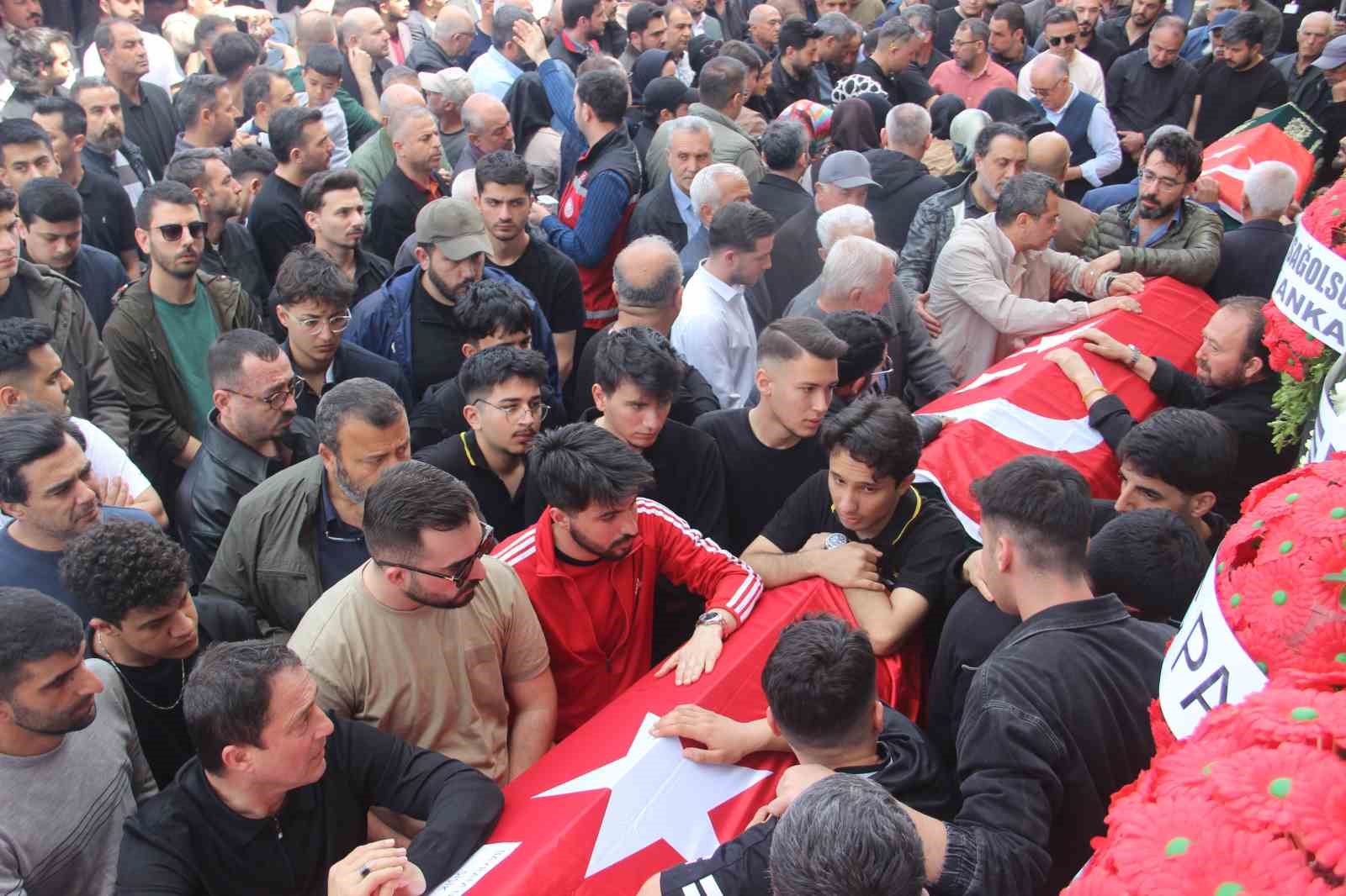 Saldırıda ölen 4 öğrenci gözyaşları içerisinde uğurlandı
Saldırıda ölen 4 öğrenci gözyaşları içerisinde uğurlandı