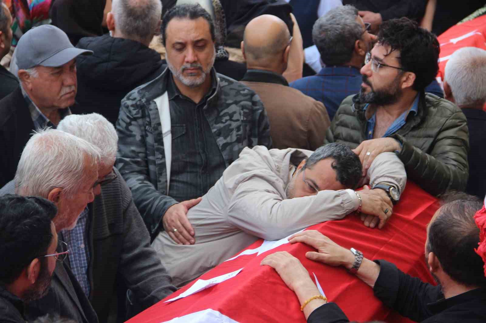 Saldırıda ölen 4 öğrenci gözyaşları içerisinde uğurlandı
Saldırıda ölen 4 öğrenci gözyaşları içerisinde uğurlandı