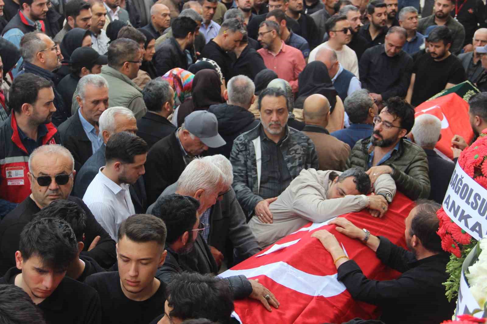 Saldırıda ölen 4 öğrenci gözyaşları içerisinde uğurlandı
Saldırıda ölen 4 öğrenci gözyaşları içerisinde uğurlandı