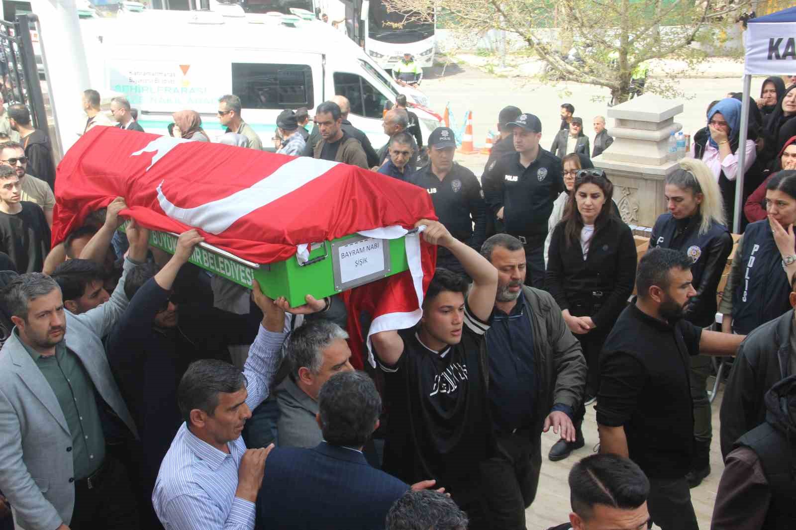 Saldırıda ölen 4 öğrenci gözyaşları içerisinde uğurlandı
Saldırıda ölen 4 öğrenci gözyaşları içerisinde uğurlandı