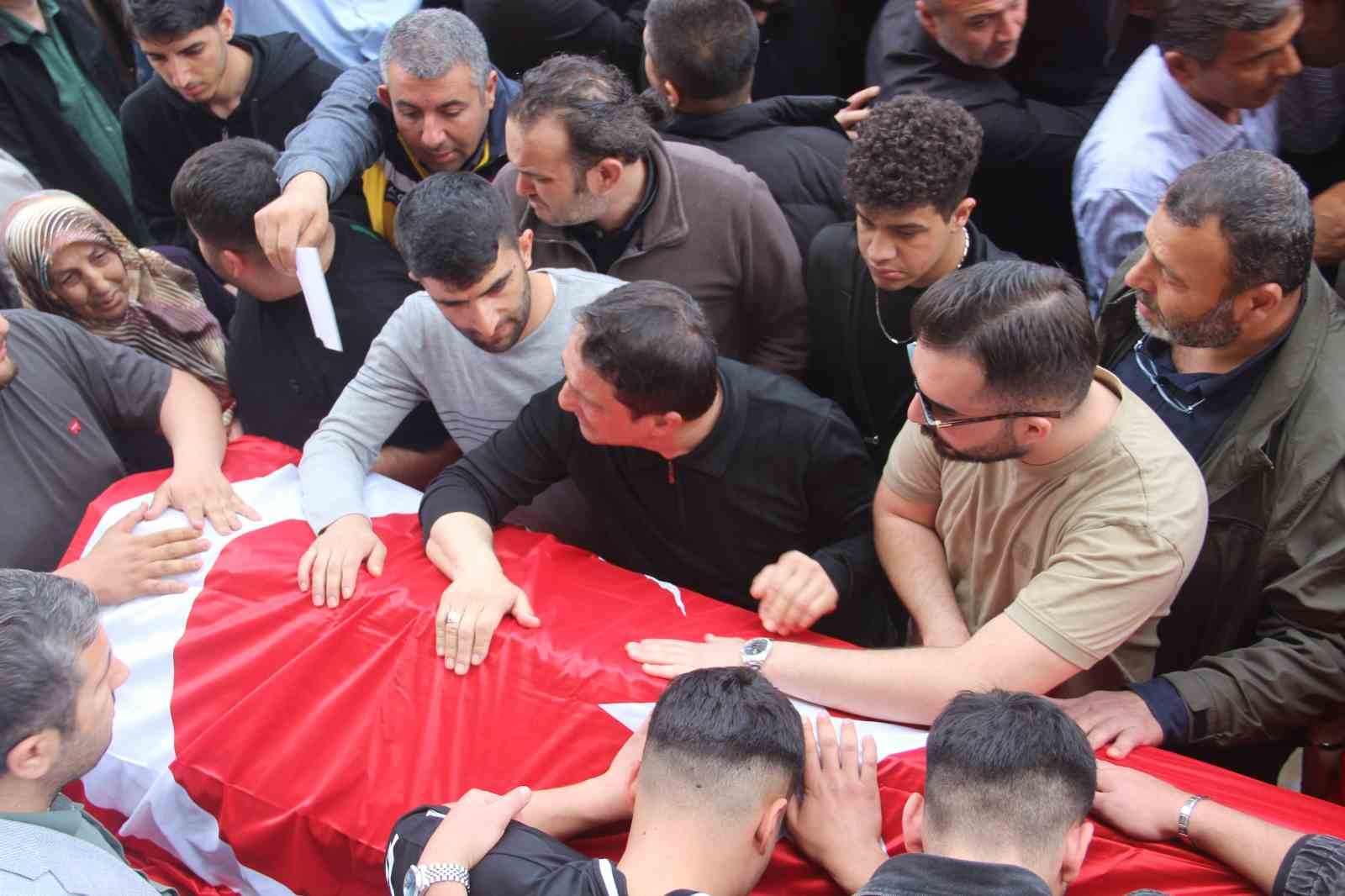 Saldırıda ölen 4 öğrenci gözyaşları içerisinde uğurlandı
Saldırıda ölen 4 öğrenci gözyaşları içerisinde uğurlandı