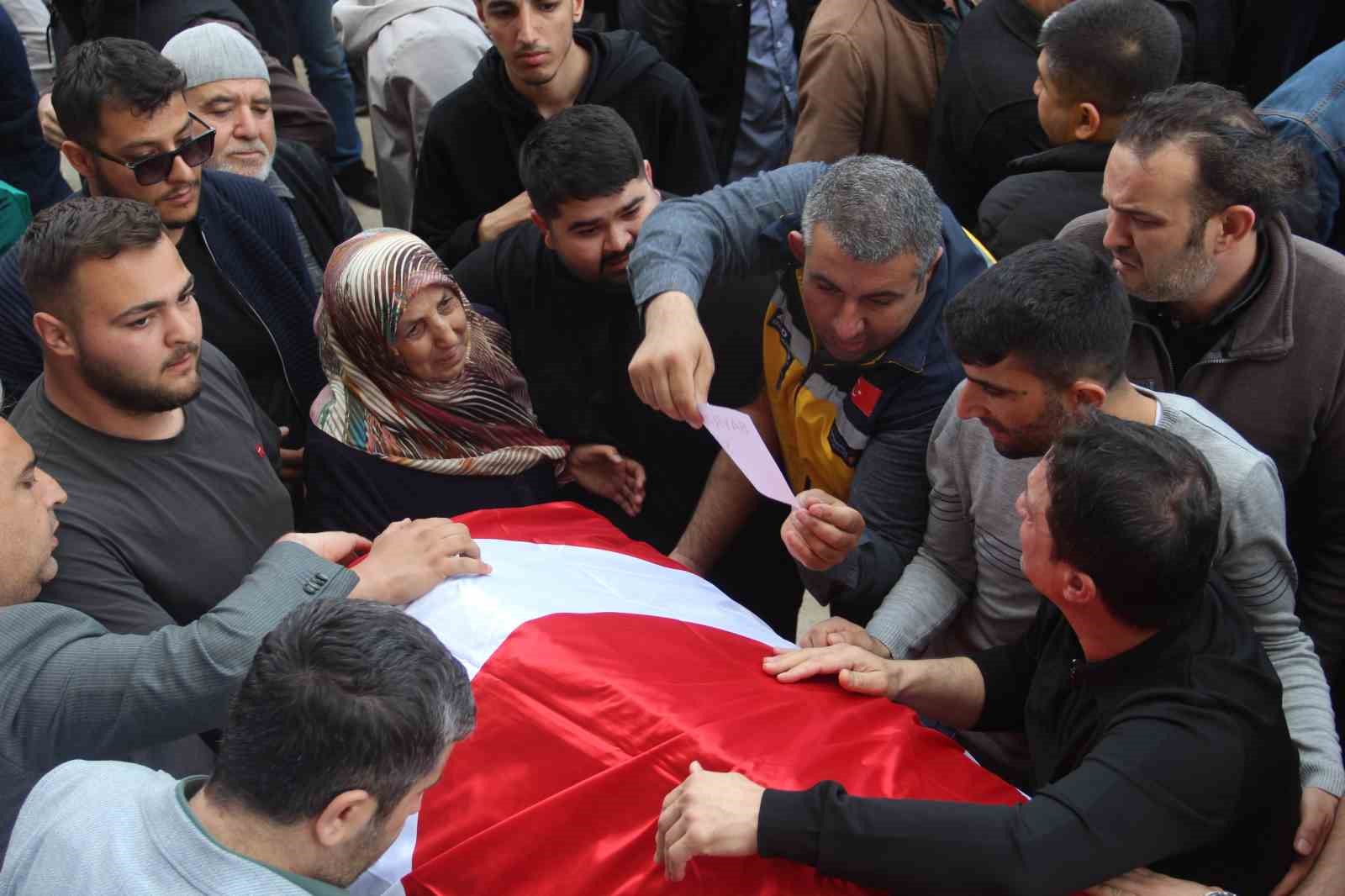 Saldırıda ölen 4 öğrenci gözyaşları içerisinde uğurlandı
Saldırıda ölen 4 öğrenci gözyaşları içerisinde uğurlandı