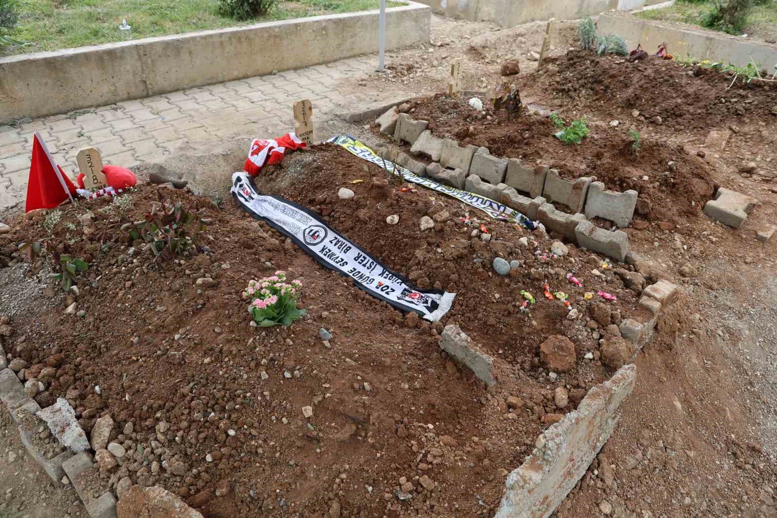 Saldırıda ölen 4 öğrencinin mezarında hüzün ve gözyaşı hakim
