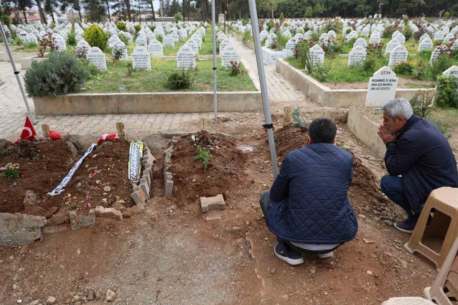 Saldırıda ölen 4 öğrencinin mezarında hüzün ve gözyaşı hakim
