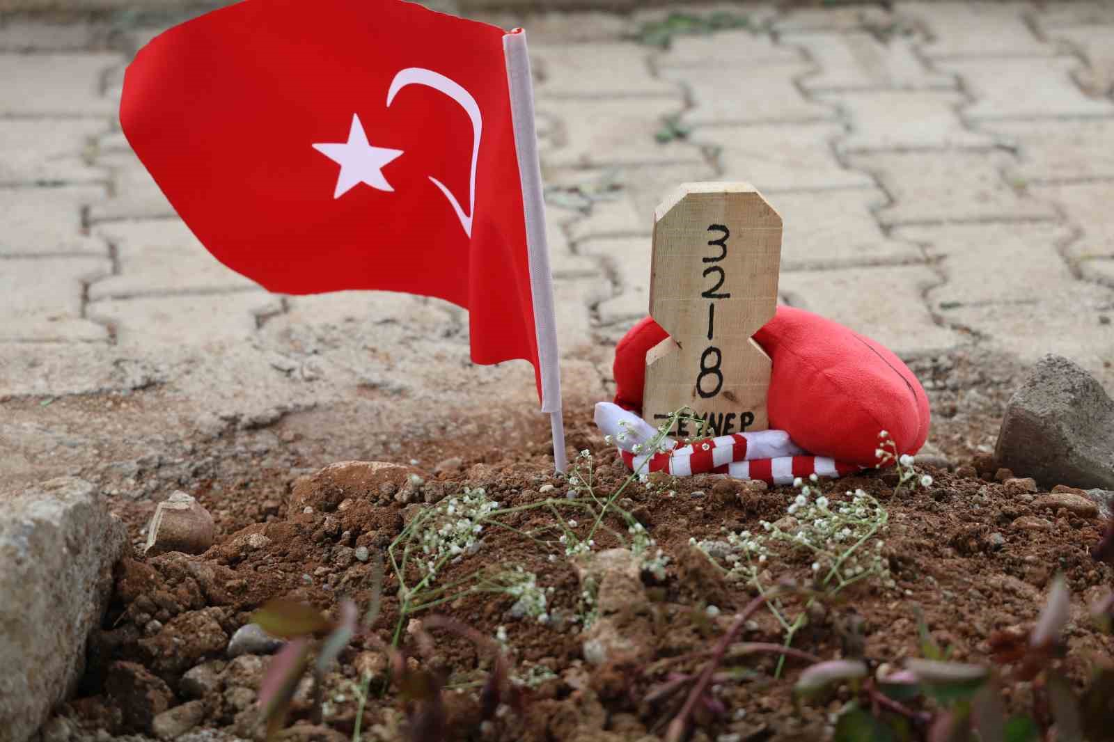 Saldırıda ölen 4 öğrencinin mezarında hüzün ve gözyaşı hakim
