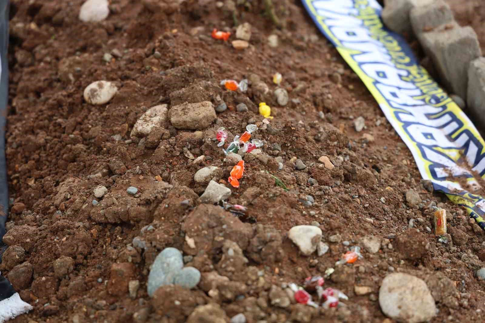 Saldırıda ölen 4 öğrencinin mezarında hüzün ve gözyaşı hakim
