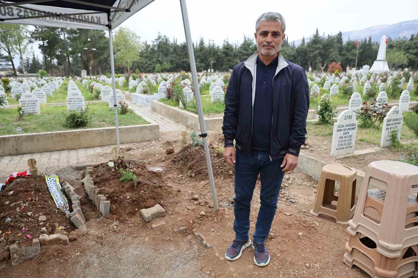Saldırıda ölen 4 öğrencinin mezarında hüzün ve gözyaşı hakim
