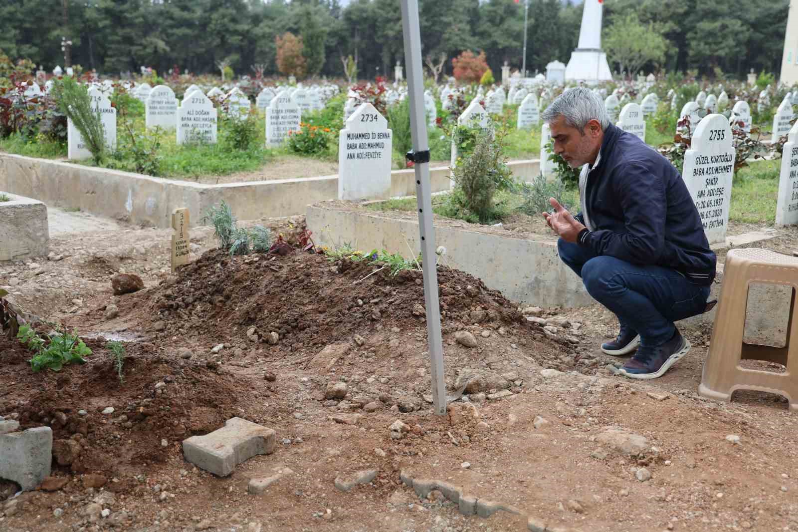 Saldırıda ölen 4 öğrencinin mezarında hüzün ve gözyaşı hakim
