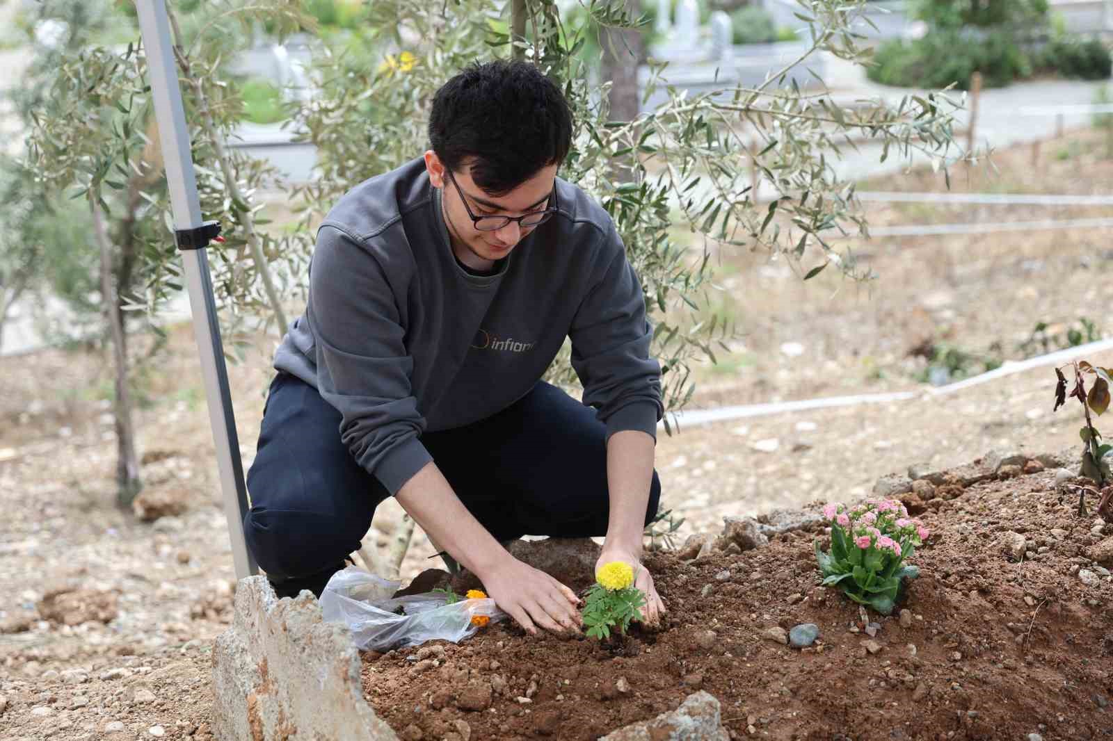 Saldırıda ölen çocukların mezarına duygulandıran not bırakıldı
