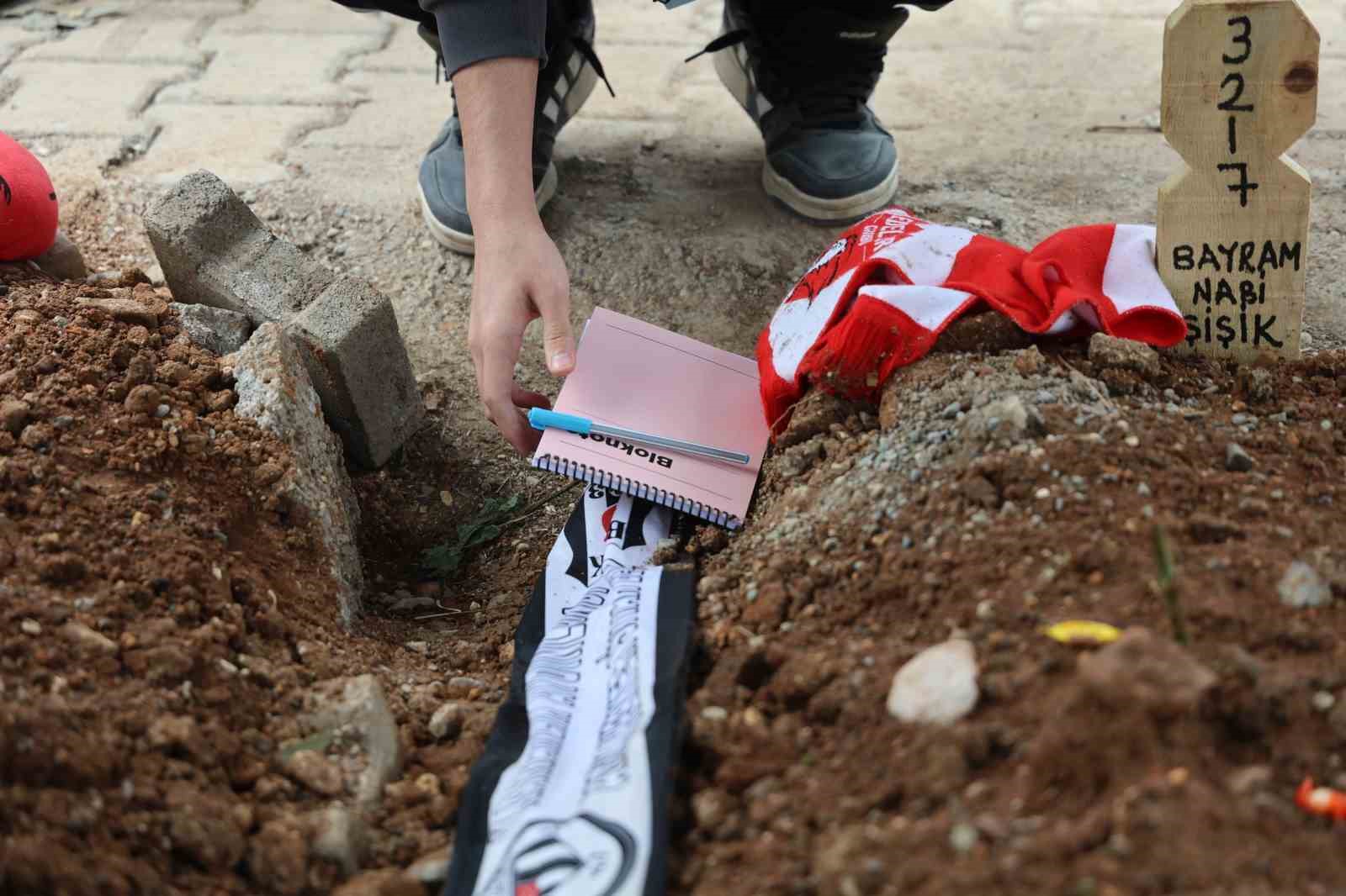 Saldırıda ölen çocukların mezarına duygulandıran not bırakıldı
