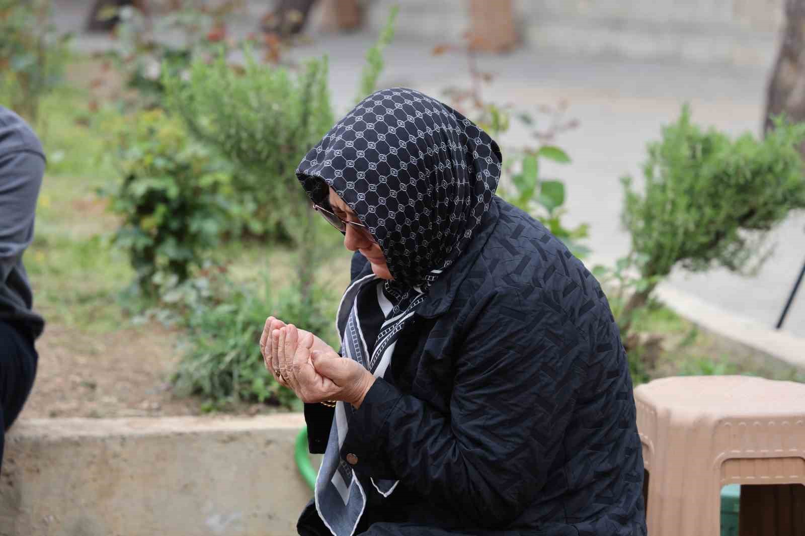 Saldırıda ölen çocukların mezarına duygulandıran not bırakıldı
