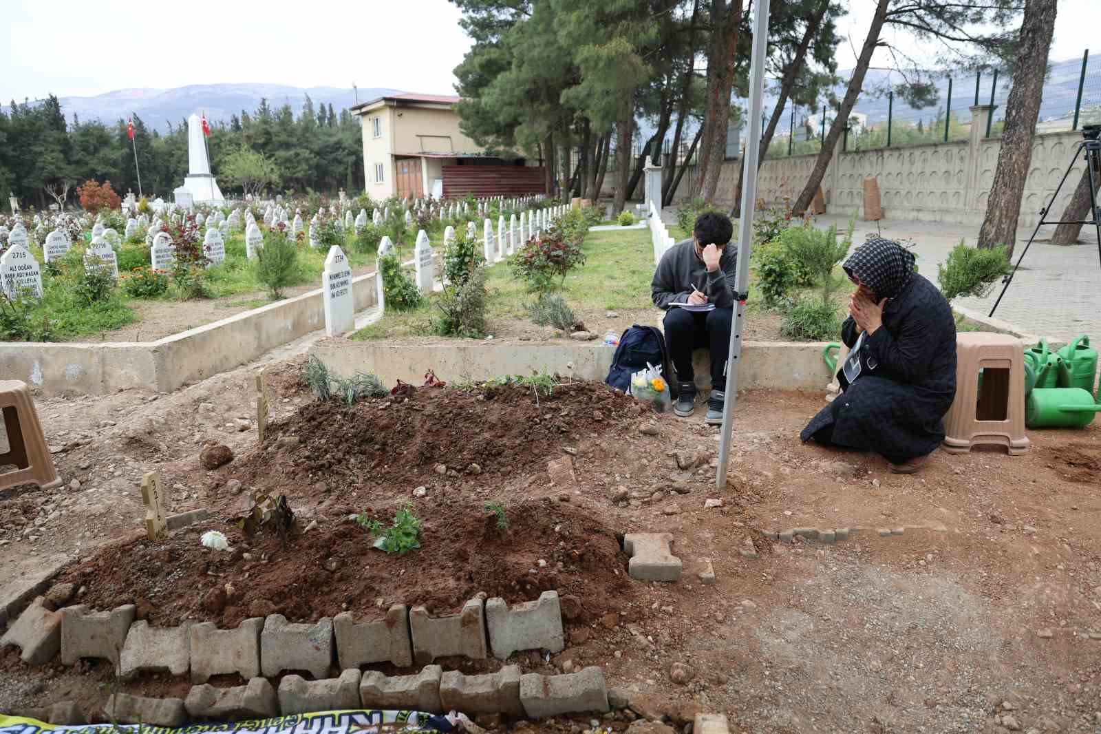 Saldırıda ölen çocukların mezarına duygulandıran not bırakıldı
