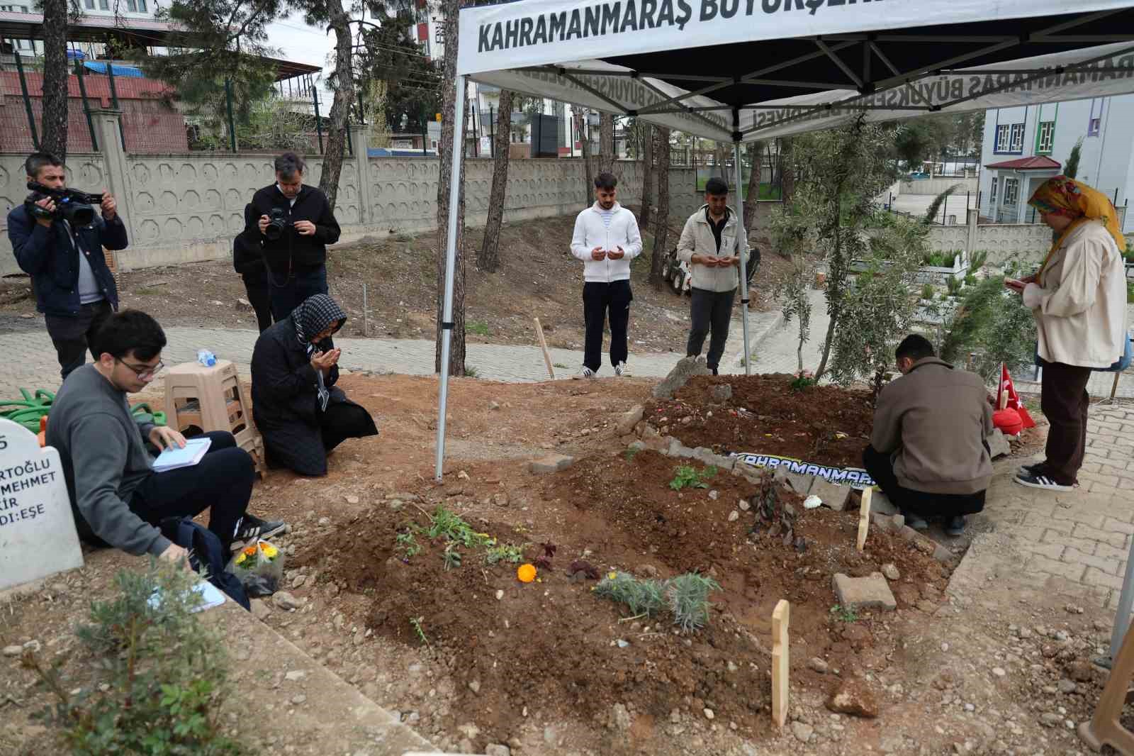 Saldırıda ölen çocukların mezarına duygulandıran not bırakıldı

