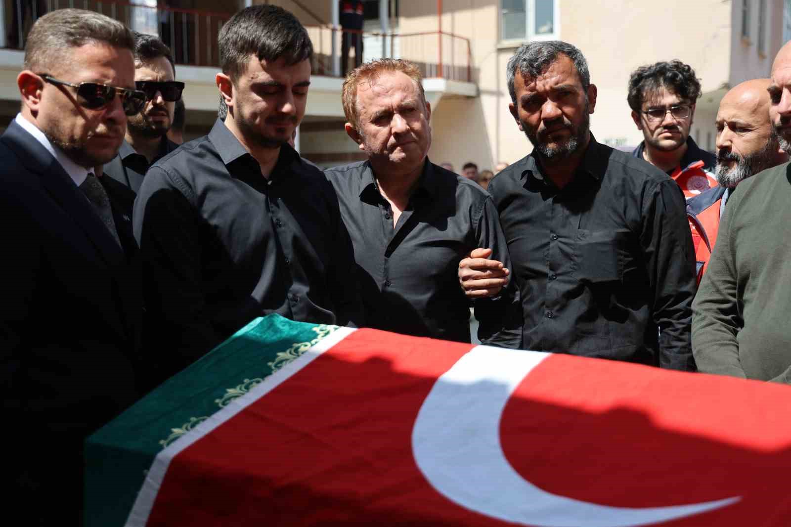 Saldırıda ölen öğretmenin eşi ve çocukları tabut başında gözyaşı döktü
