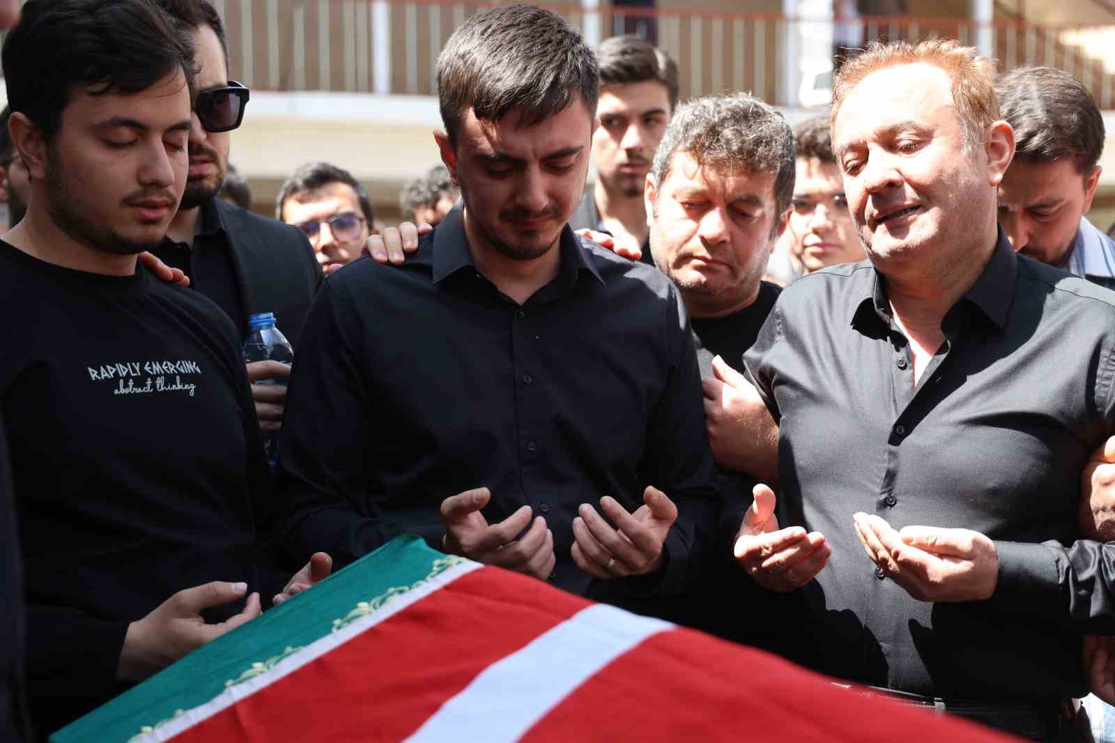 Saldırıda ölen öğretmenin eşi ve çocukları tabut başında gözyaşı döktü
