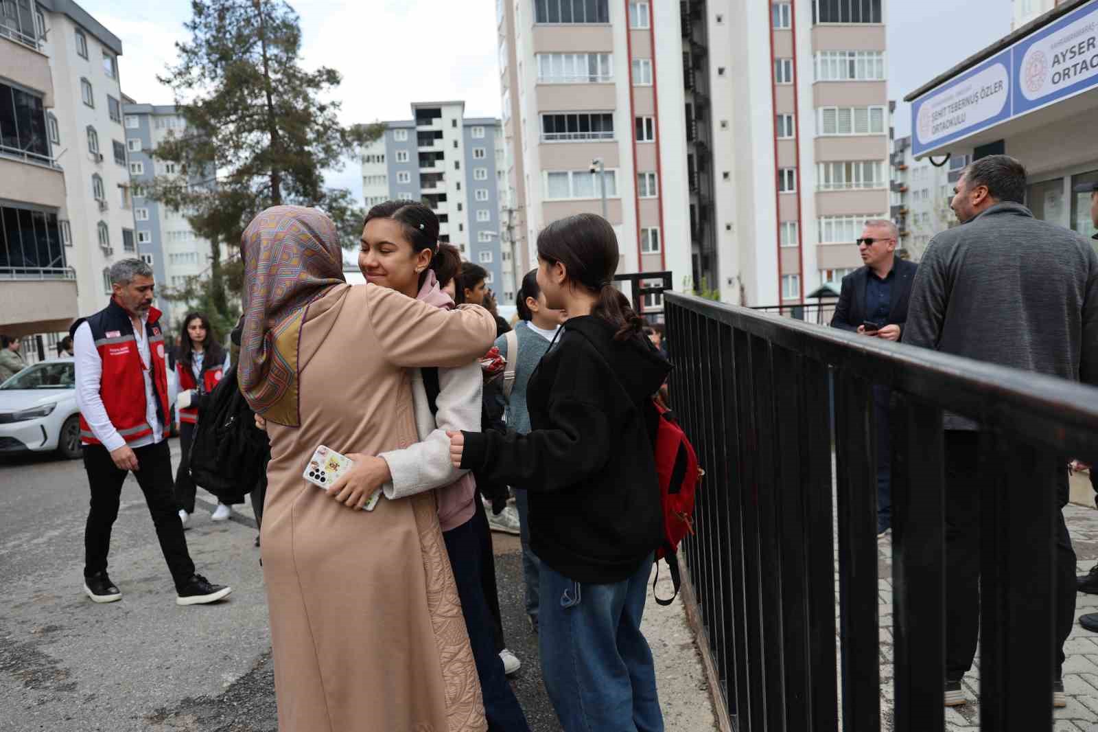 Saldırının gerçekleştiği okulun velileri çocuklarını öperek okula yolladı
