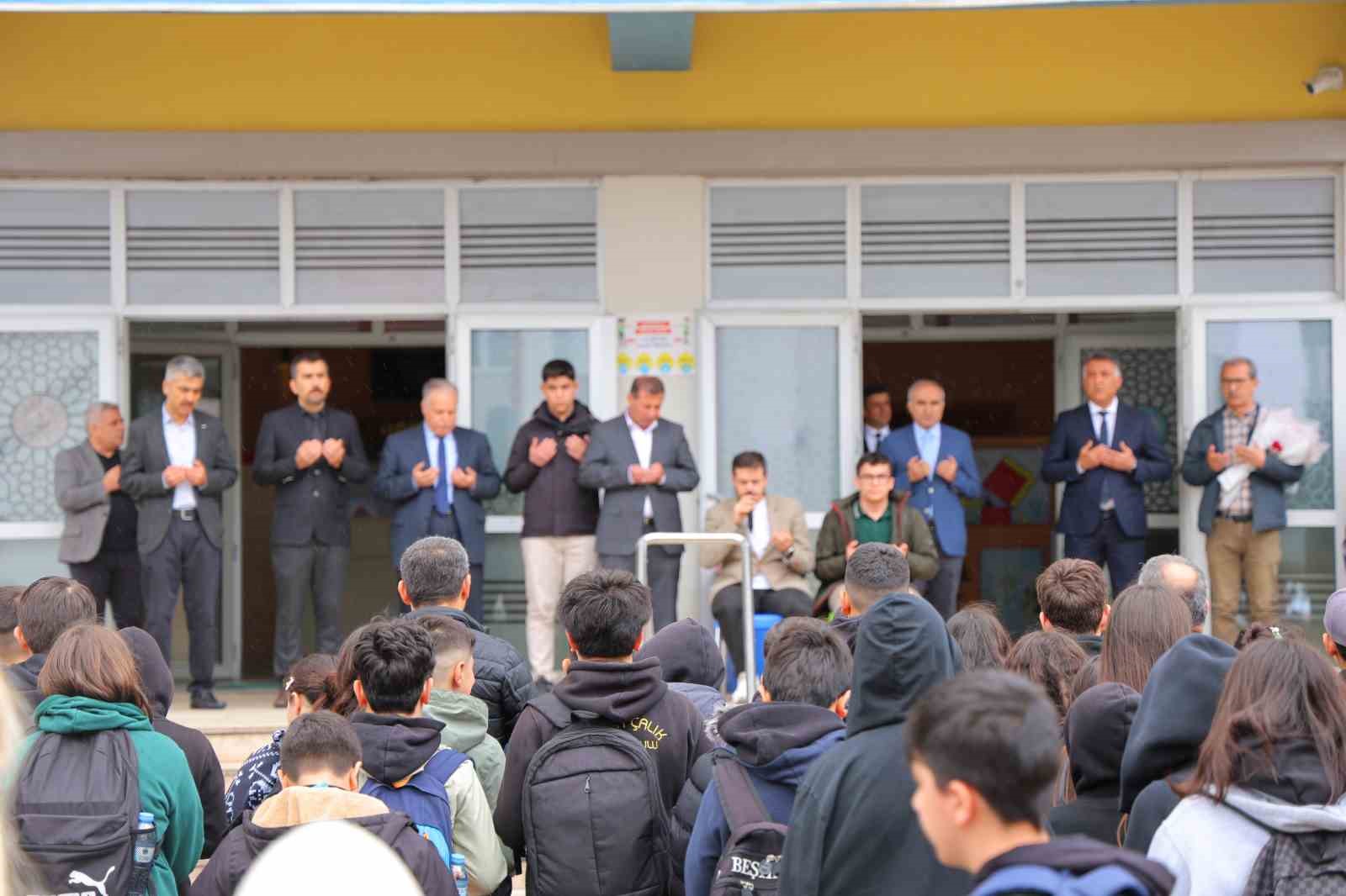 Saldırının gerçekleştiği okulun velileri çocuklarını öperek okula yolladı
