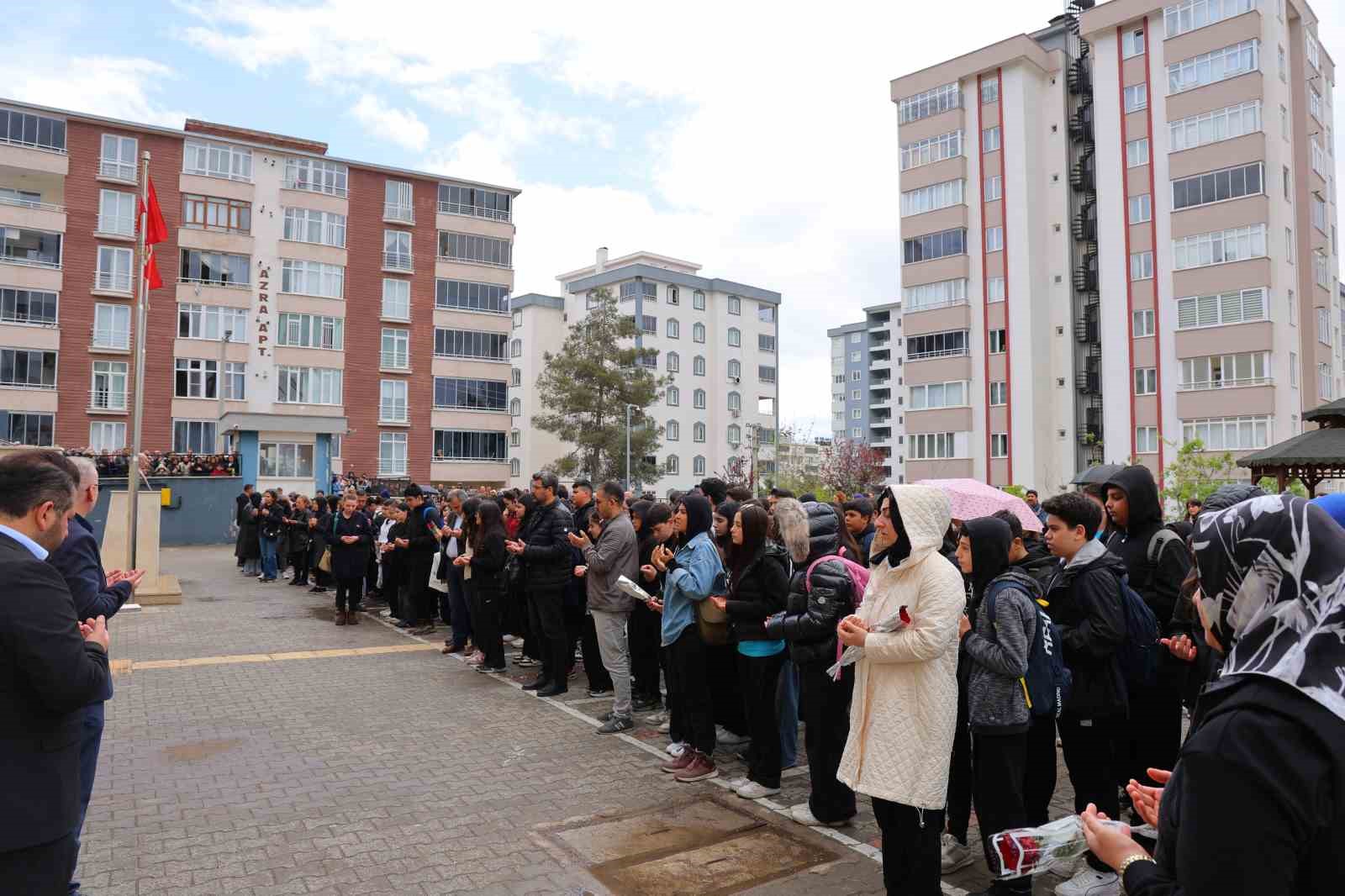 Saldırının gerçekleştiği okulun velileri çocuklarını öperek okula yolladı
