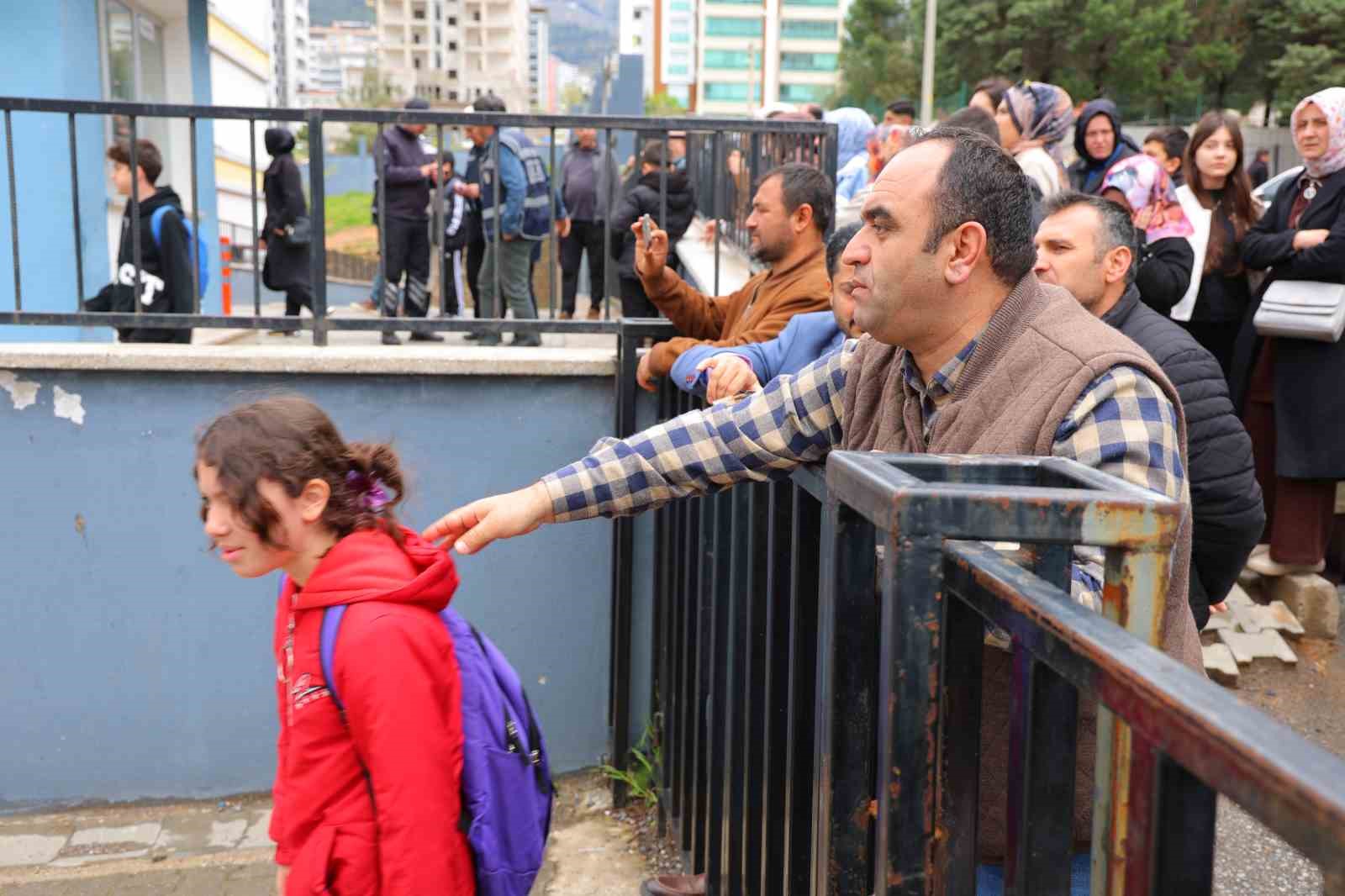 Saldırının gerçekleştiği okulun velileri çocuklarını öperek okula yolladı
