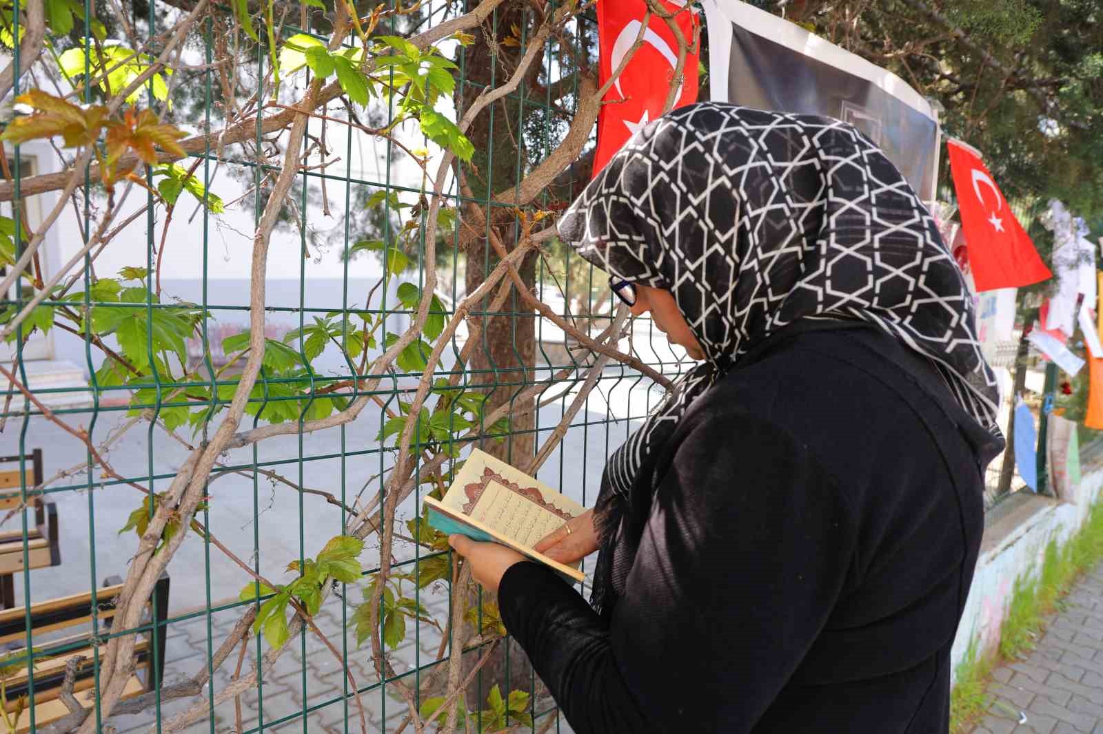 Saldırının yaşandığı okul önünde Kur’an-ı Kerim okuyup gözyaşı döktü
