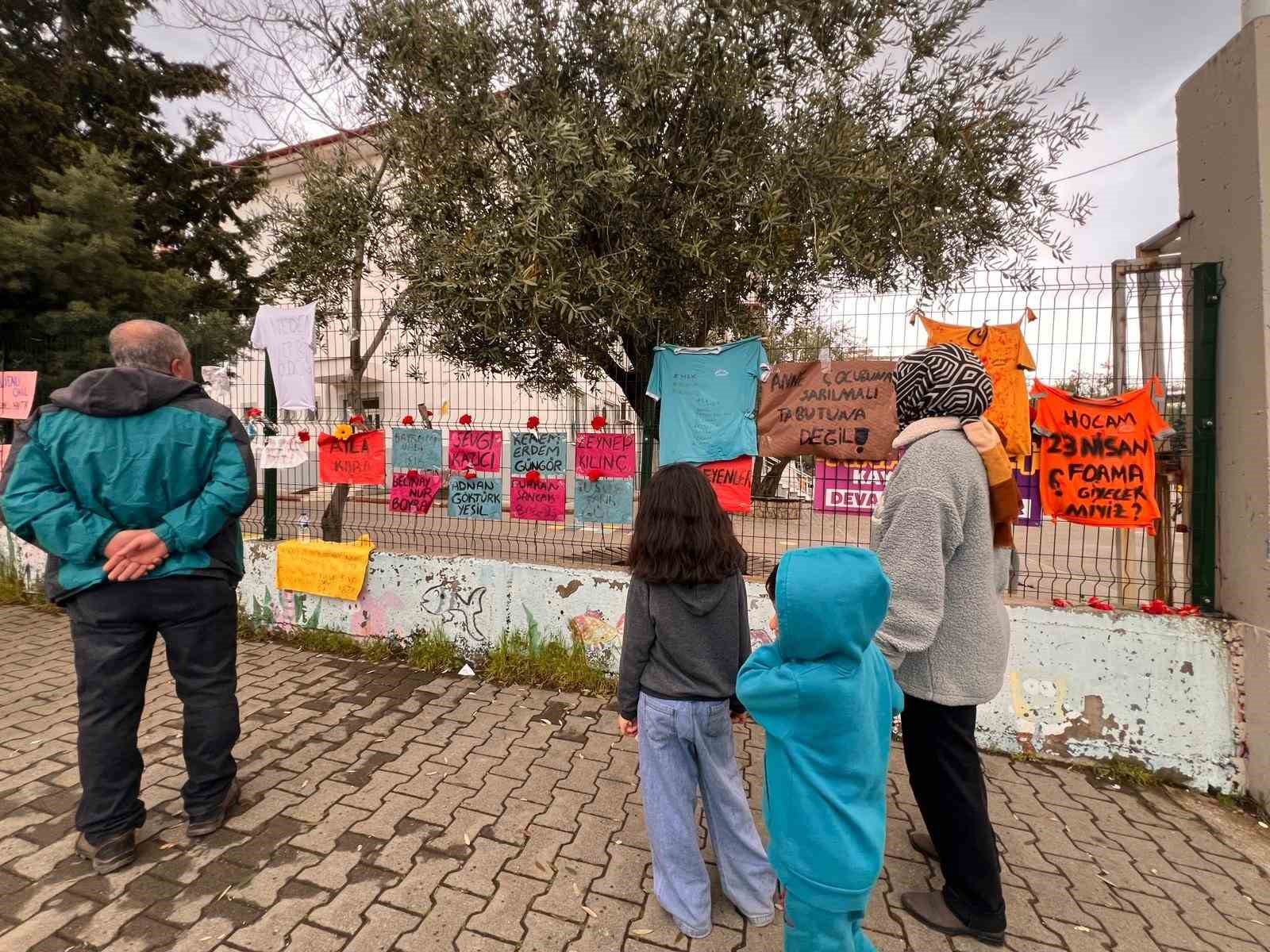 Saldırının yaşandığı okul önündeki yazılar ve görseller görenleri duygulandırıyor
