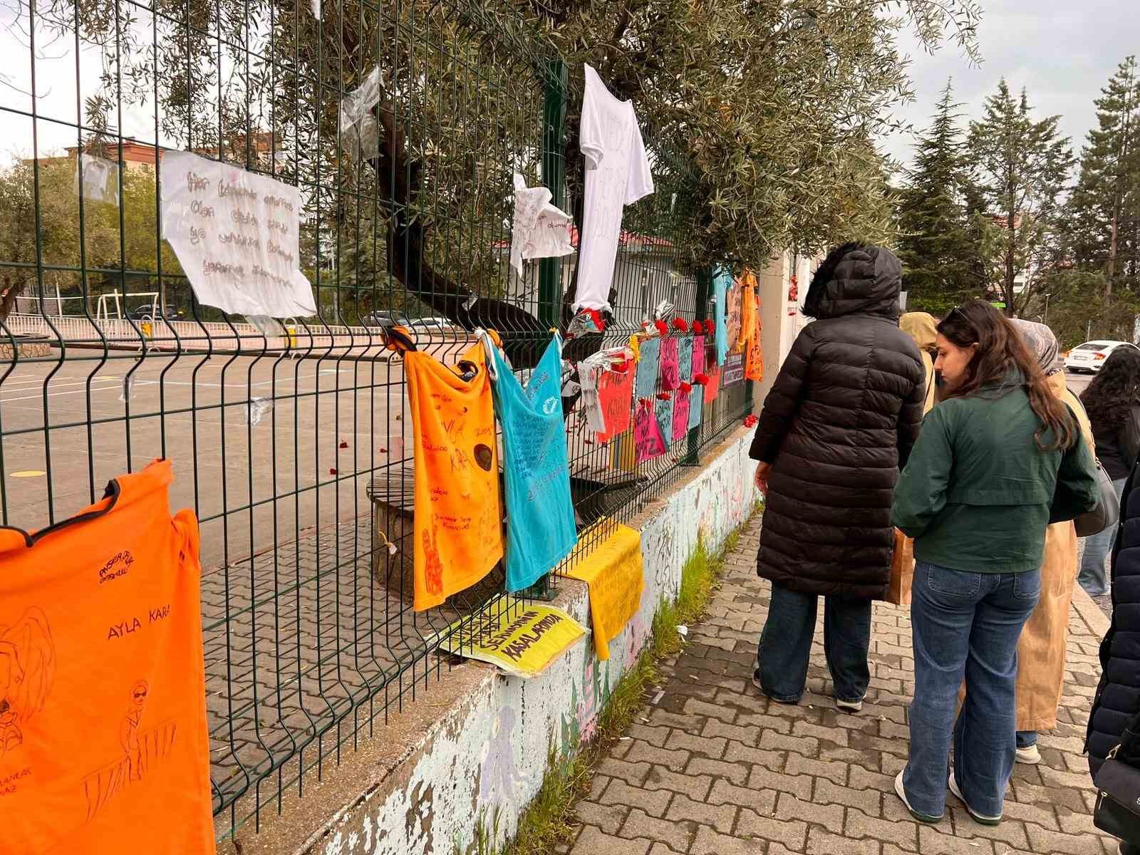 Saldırının yaşandığı okul önündeki yazılar ve görseller görenleri duygulandırıyor
